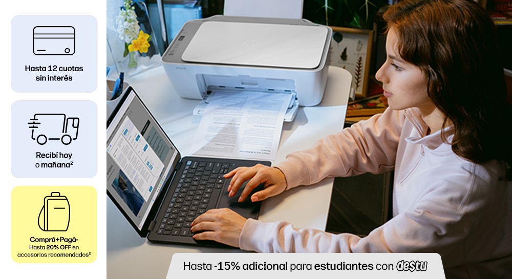 Descripci&oacute;n de imagen: Una joven en escritorio en casa, estudiando e imprimiendo sus tareas. Notebook e impresora HP. Hasta -15% adicional para estudiantes con destu.