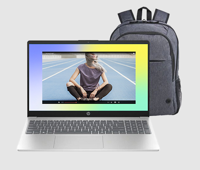 Imagen de una Notebook HP 15-fc0251la  con aplicación en pantalla y una mochila HP Prelude